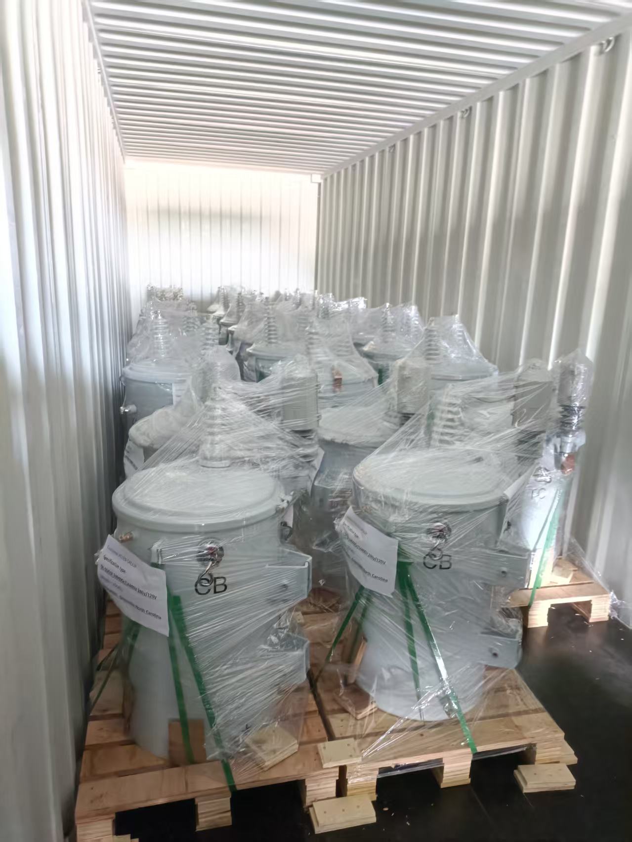 Single-phase pole-mounted transformer according to US regulations